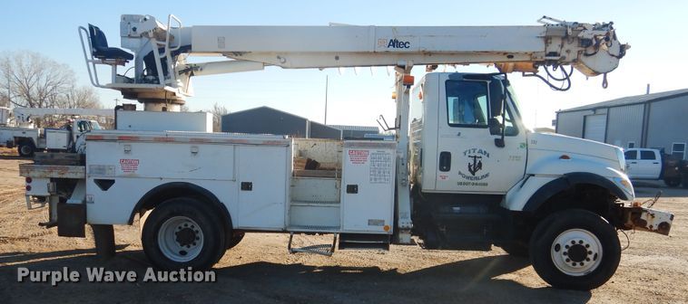 image for item DJ4908 2005 International 7300  pressure digger derrick truck