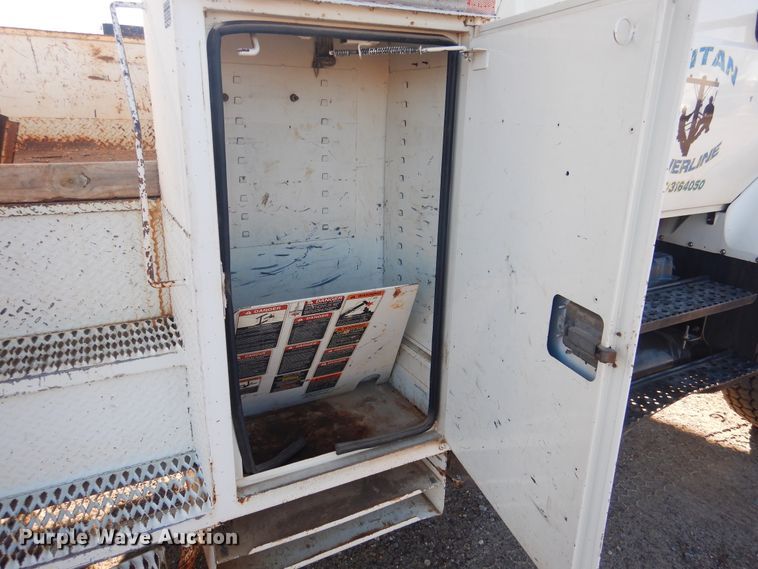 image for item DJ4908 2005 International 7300  pressure digger derrick truck