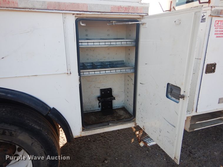 image for item DJ4908 2005 International 7300  pressure digger derrick truck