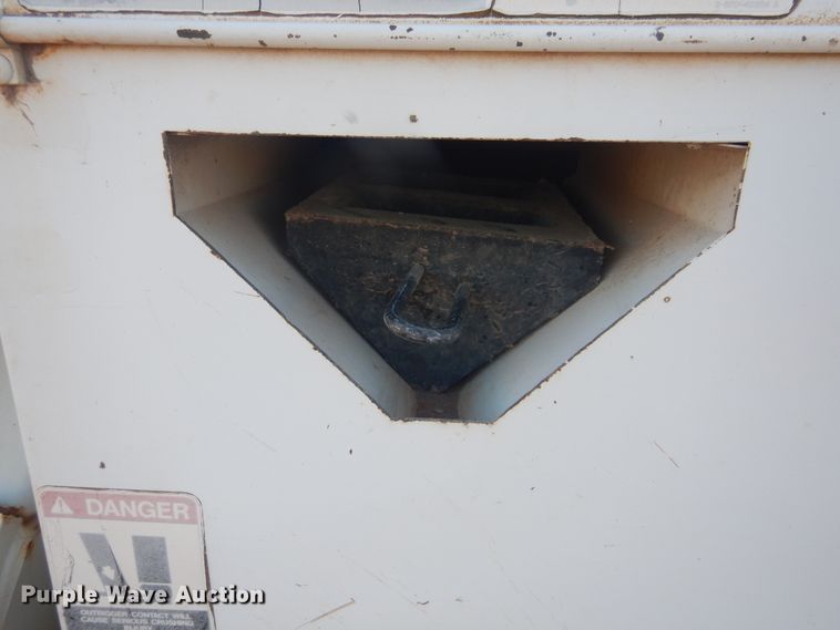 image for item DJ4908 2005 International 7300  pressure digger derrick truck