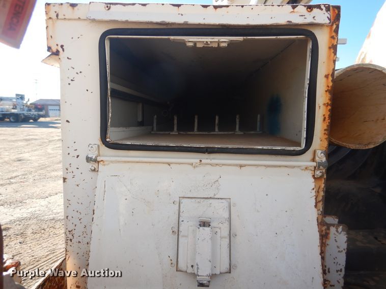 image for item DJ4908 2005 International 7300  pressure digger derrick truck