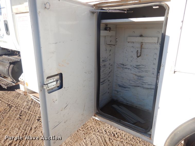 image for item DJ4908 2005 International 7300  pressure digger derrick truck