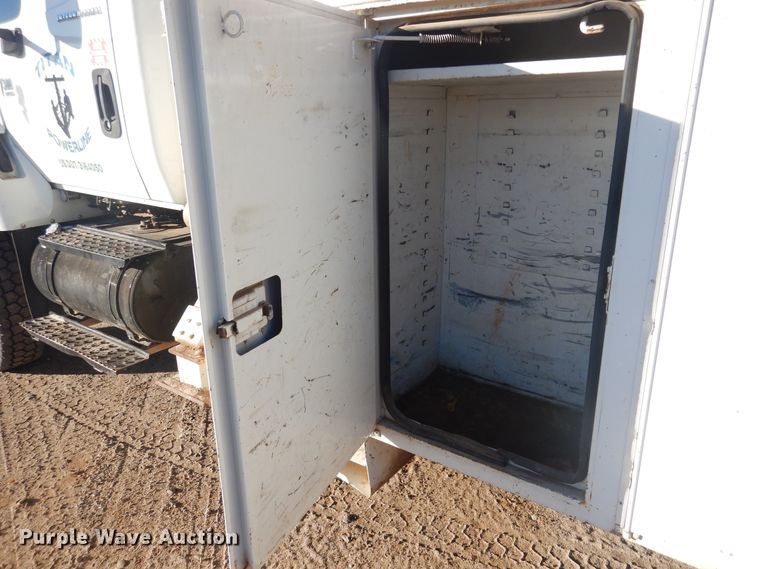 image for item DJ4908 2005 International 7300  pressure digger derrick truck