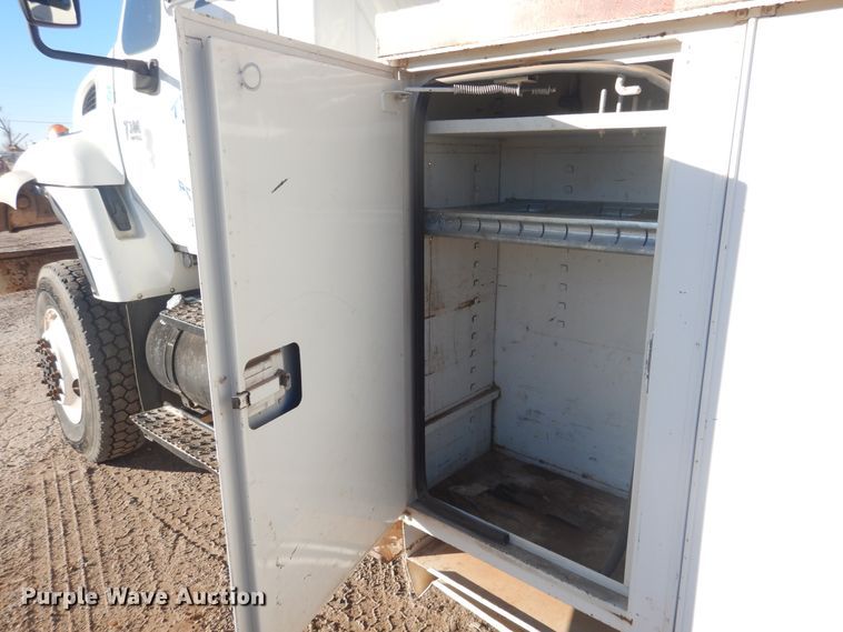 image for item DJ4908 2005 International 7300  pressure digger derrick truck