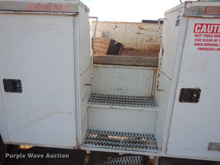 image for item DJ4908 2005 International 7300  pressure digger derrick truck