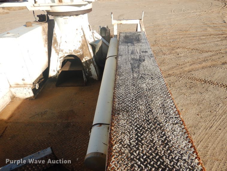 image for item DJ4908 2005 International 7300  pressure digger derrick truck