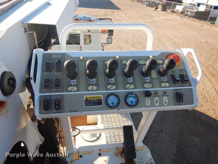 image for item DJ4908 2005 International 7300  pressure digger derrick truck