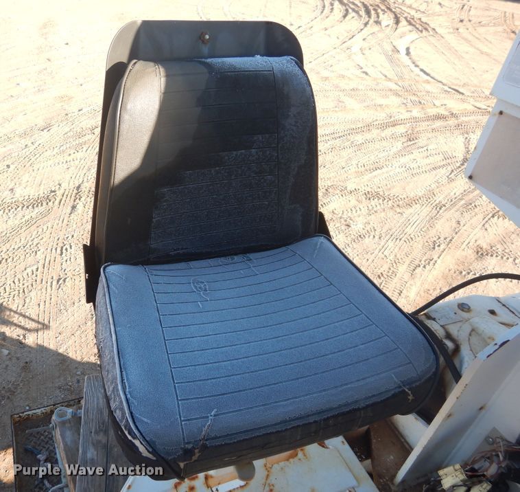 image for item DJ4908 2005 International 7300  pressure digger derrick truck