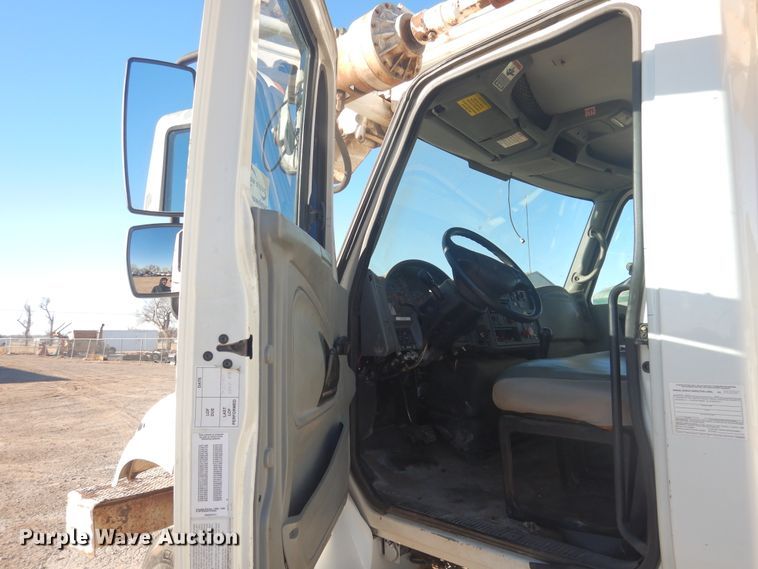 image for item DJ4908 2005 International 7300  pressure digger derrick truck