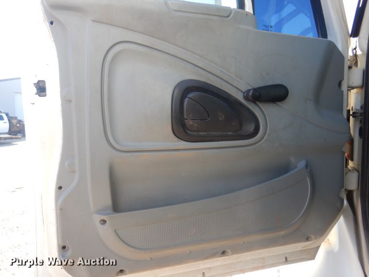 image for item DJ4908 2005 International 7300  pressure digger derrick truck