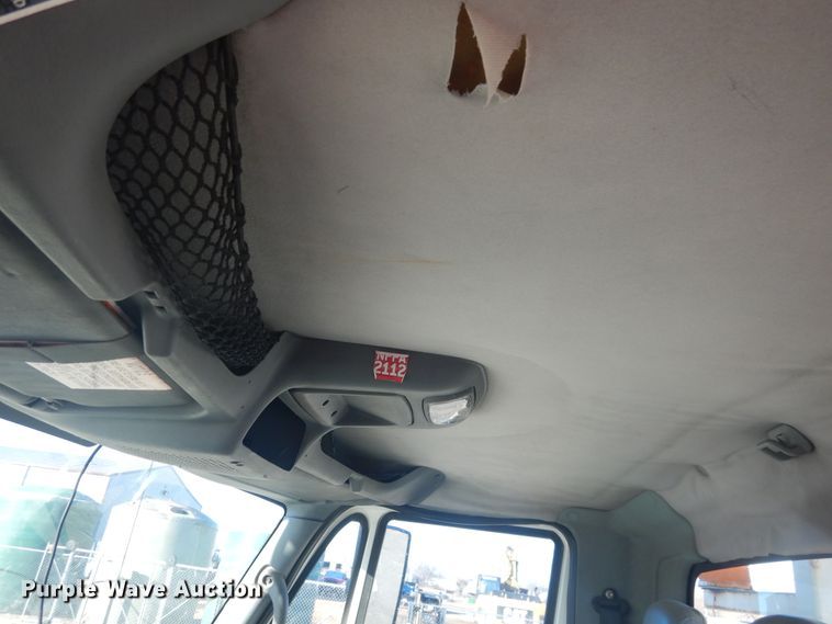 image for item DJ4908 2005 International 7300  pressure digger derrick truck