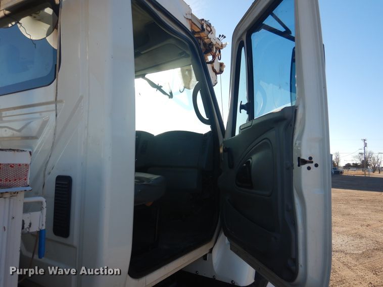 image for item DJ4908 2005 International 7300  pressure digger derrick truck