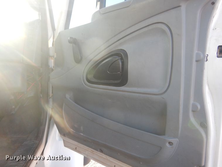 image for item DJ4908 2005 International 7300  pressure digger derrick truck