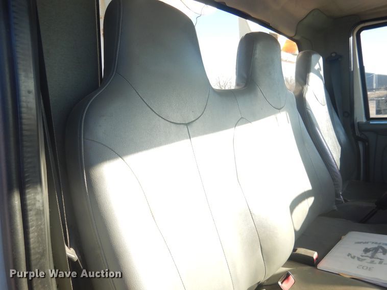 image for item DJ4908 2005 International 7300  pressure digger derrick truck