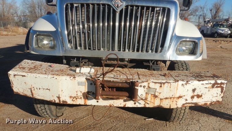 image for item DJ4908 2005 International 7300  pressure digger derrick truck