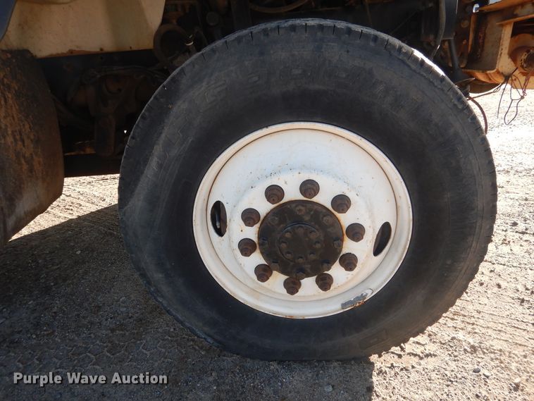 image for item DJ4908 2005 International 7300  pressure digger derrick truck