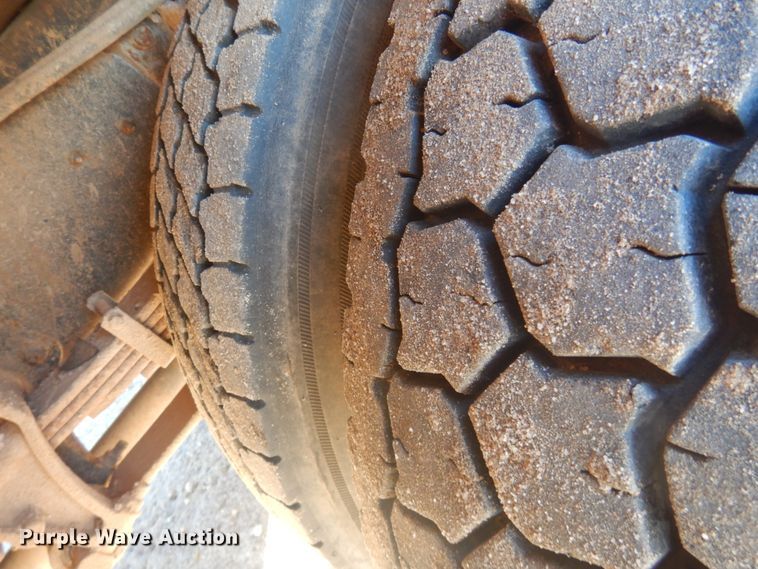 image for item DJ4908 2005 International 7300  pressure digger derrick truck