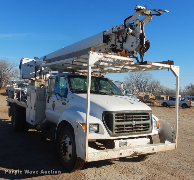 image for item DJ4909 2002 Ford F750 Super Duty  Pressure digger derrick truck