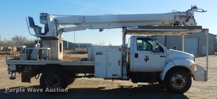 image for item DJ4909 2002 Ford F750 Super Duty  Pressure digger derrick truck