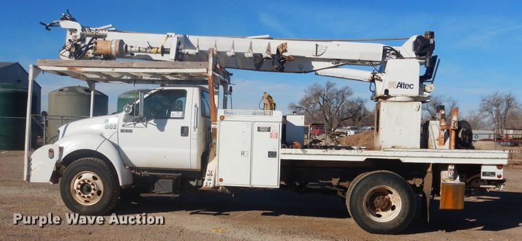 image for item DJ4909 2002 Ford F750 Super Duty  Pressure digger derrick truck