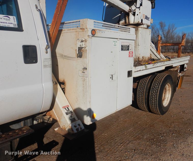 image for item DJ4909 2002 Ford F750 Super Duty  Pressure digger derrick truck