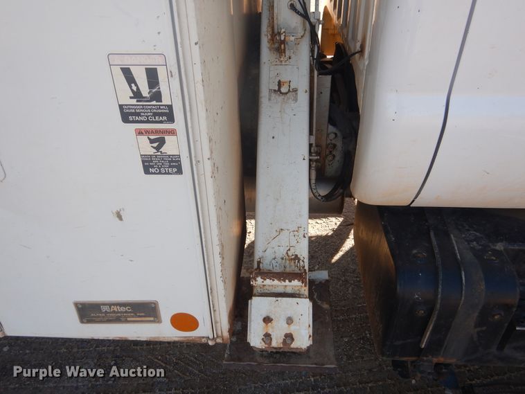 image for item DJ4909 2002 Ford F750 Super Duty  Pressure digger derrick truck