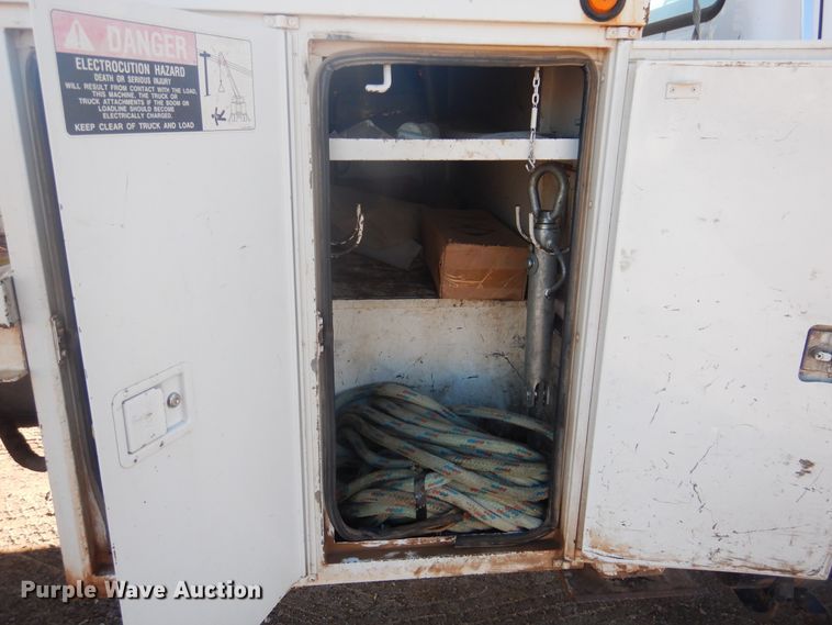 image for item DJ4909 2002 Ford F750 Super Duty  Pressure digger derrick truck