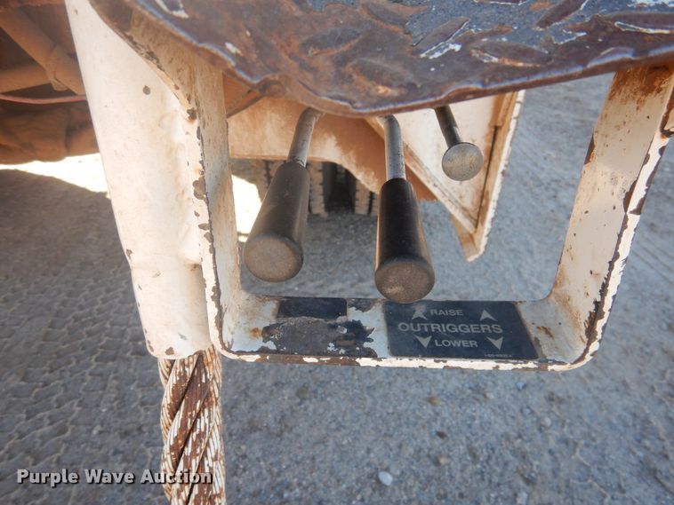 image for item DJ4909 2002 Ford F750 Super Duty  Pressure digger derrick truck