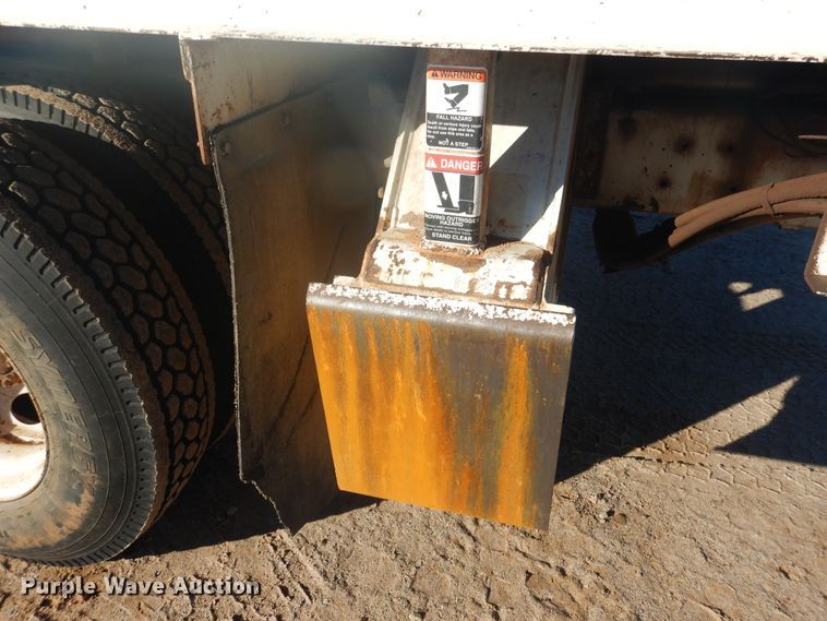 image for item DJ4909 2002 Ford F750 Super Duty  Pressure digger derrick truck