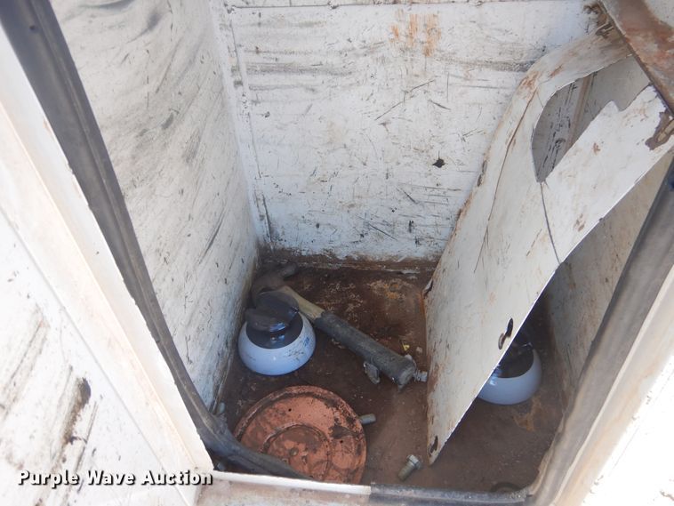 image for item DJ4909 2002 Ford F750 Super Duty  Pressure digger derrick truck