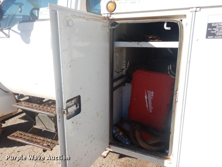 image for item DJ4909 2002 Ford F750 Super Duty  Pressure digger derrick truck