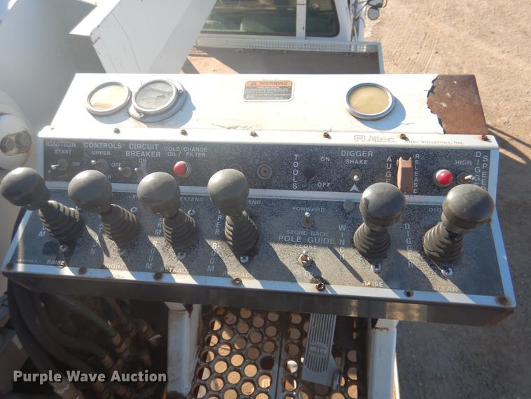 image for item DJ4909 2002 Ford F750 Super Duty  Pressure digger derrick truck