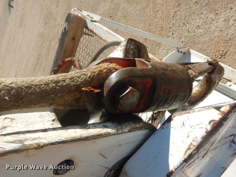 image for item DJ4909 2002 Ford F750 Super Duty  Pressure digger derrick truck