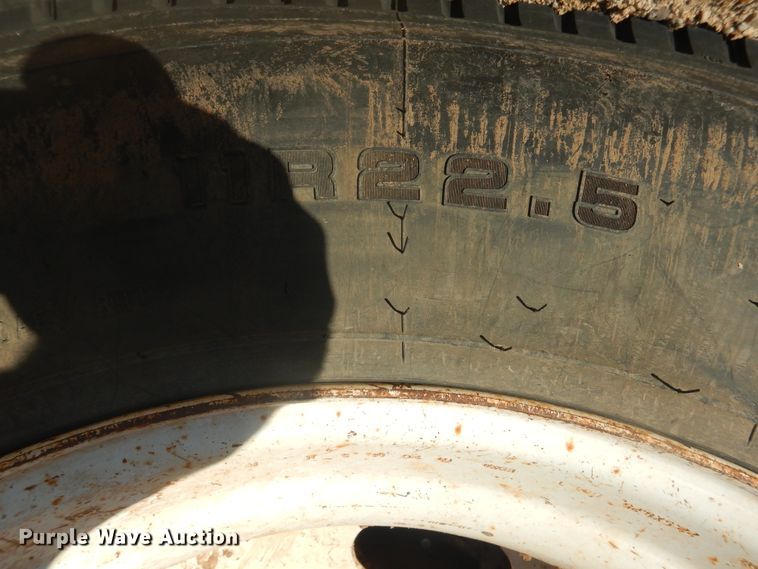 image for item DJ4909 2002 Ford F750 Super Duty  Pressure digger derrick truck