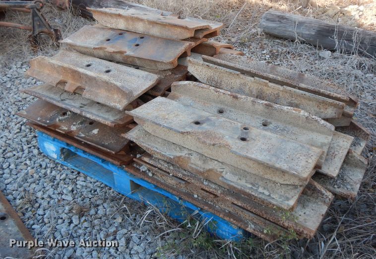 image for item GK9669 Caterpillar 336 single grouser track pads