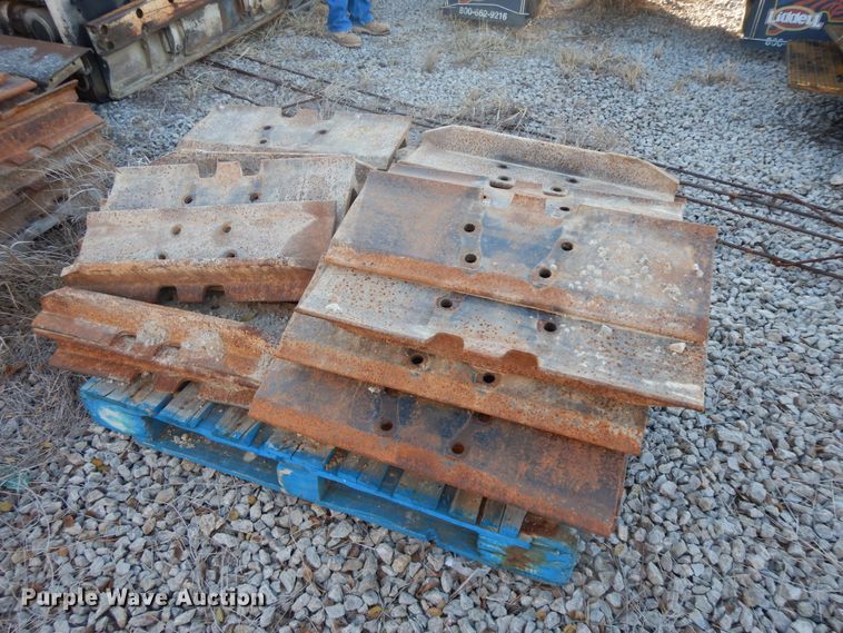 image for item GK9669 Caterpillar 336 single grouser track pads