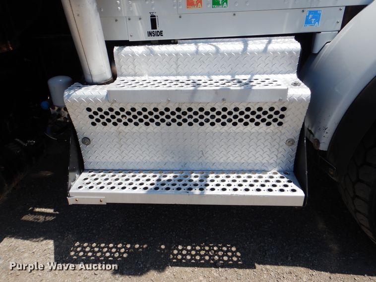 image for item GM9097 2013 Kenworth T800  vacuum truck