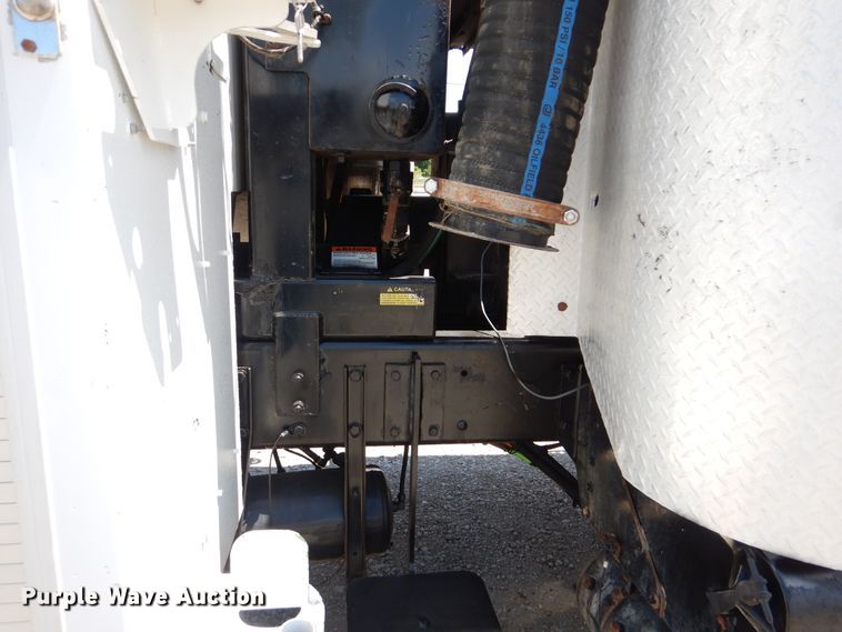 image for item GM9097 2013 Kenworth T800  vacuum truck