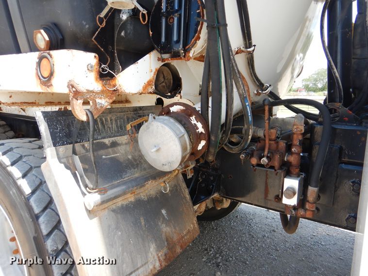 image for item GM9097 2013 Kenworth T800  vacuum truck