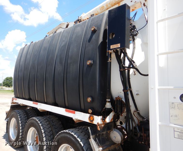 image for item GM9097 2013 Kenworth T800  vacuum truck