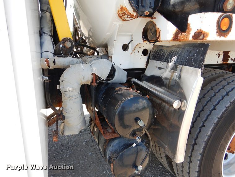 image for item GM9097 2013 Kenworth T800  vacuum truck