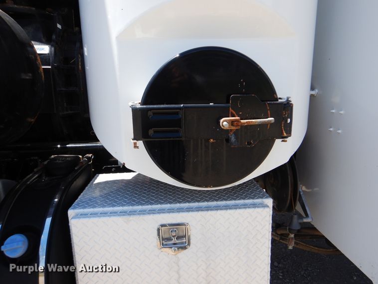 image for item GM9097 2013 Kenworth T800  vacuum truck