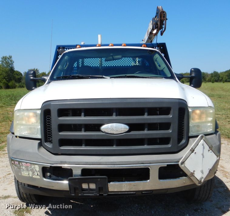 image for item GM9147 2005 Ford F550 Super Duty XL  utility truck with crane