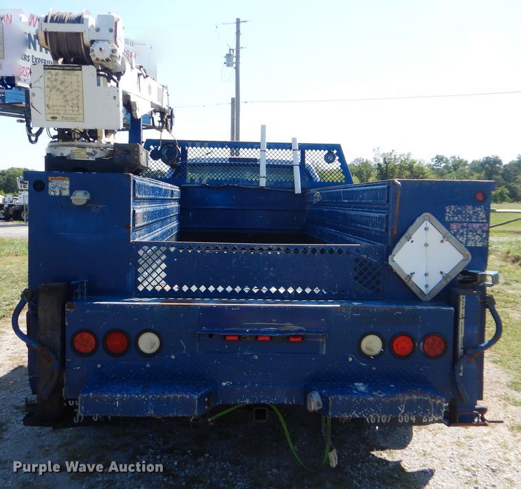 image for item GM9147 2005 Ford F550 Super Duty XL  utility truck with crane