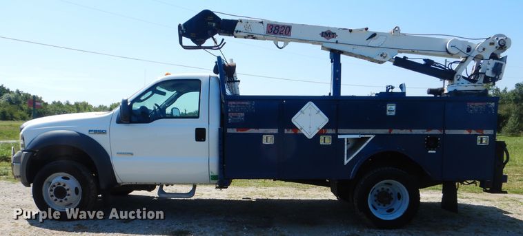 image for item GM9147 2005 Ford F550 Super Duty XL  utility truck with crane