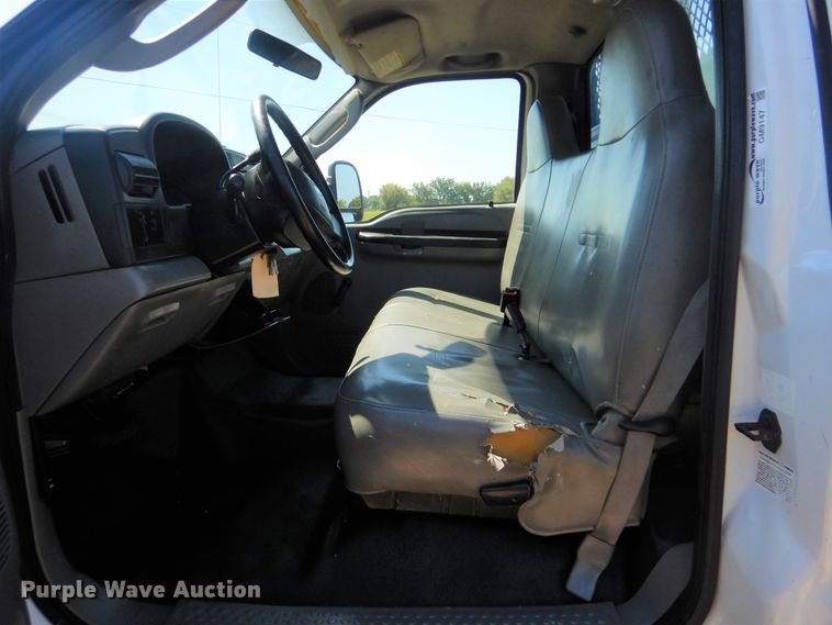 image for item GM9147 2005 Ford F550 Super Duty XL  utility truck with crane