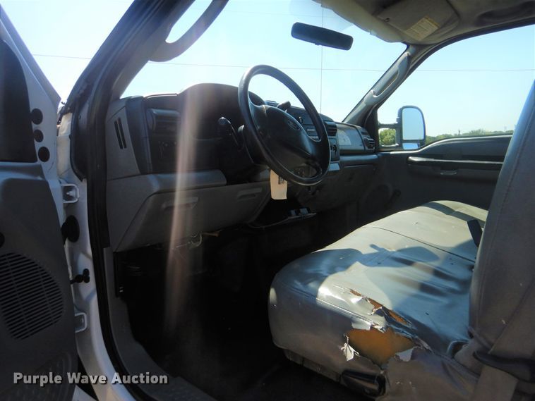 image for item GM9147 2005 Ford F550 Super Duty XL  utility truck with crane