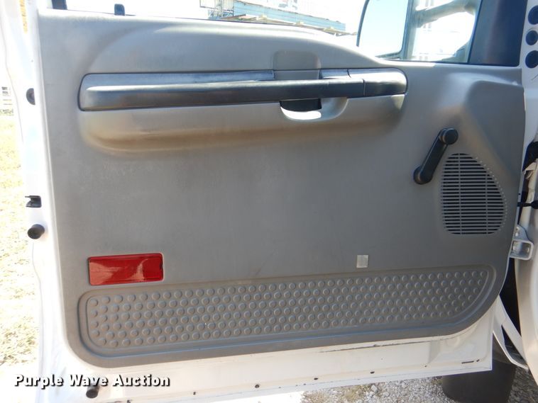 image for item GM9147 2005 Ford F550 Super Duty XL  utility truck with crane