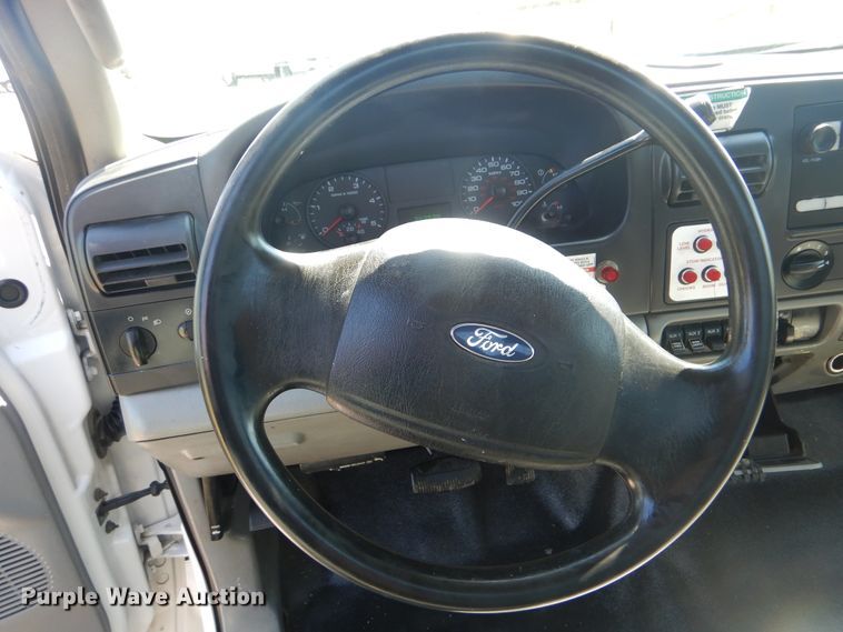 image for item GM9147 2005 Ford F550 Super Duty XL  utility truck with crane