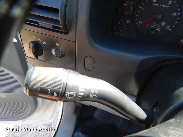 image for item GM9147 2005 Ford F550 Super Duty XL  utility truck with crane